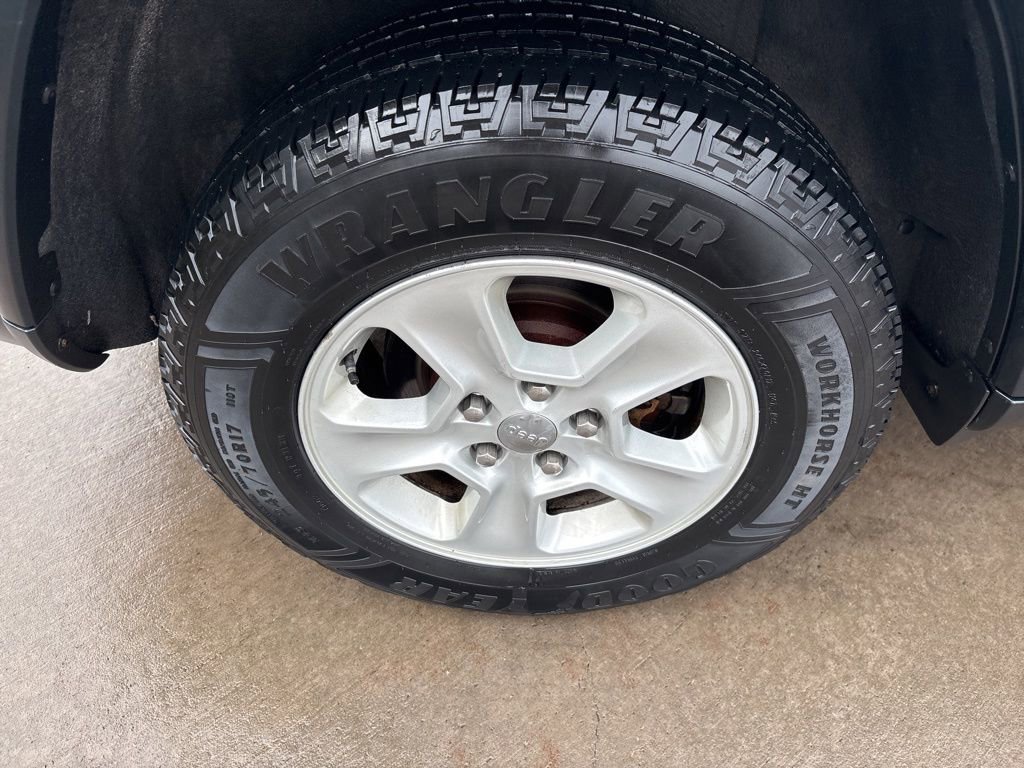 Used 2017 Jeep Grand Cherokee Laredo w/ Quick Order Package 23E image 12