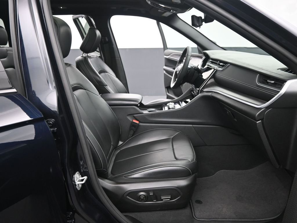 Used 2024 Jeep Grand Cherokee Limited w/ Luxury Tech Group II image 18