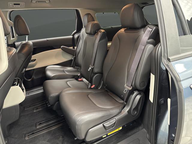 Used 2024 Kia Carnival EX image 28