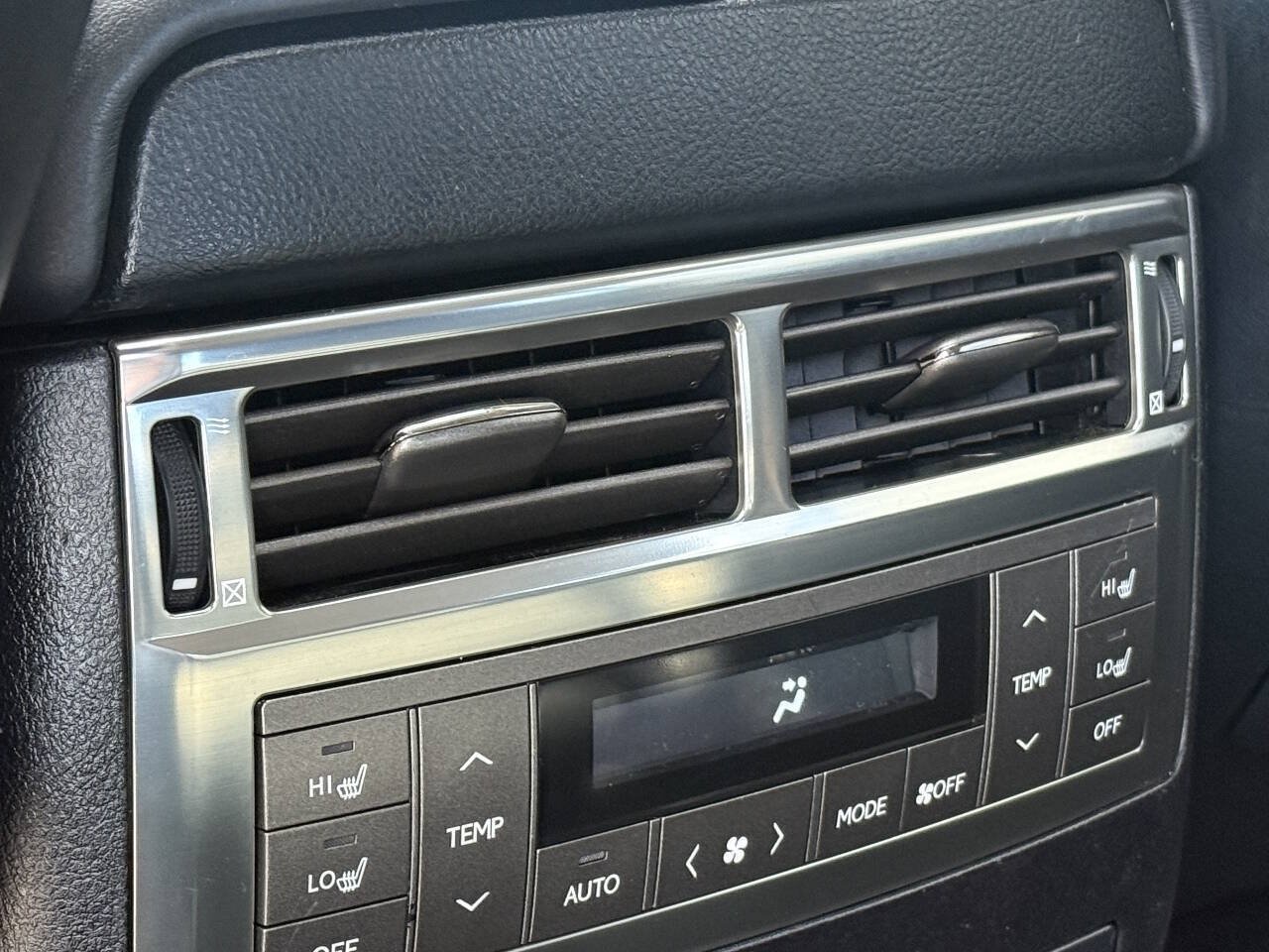 Used 2011 Lexus LX 570 4WD w/ Luxury Pkg w/Pre-crash image 21