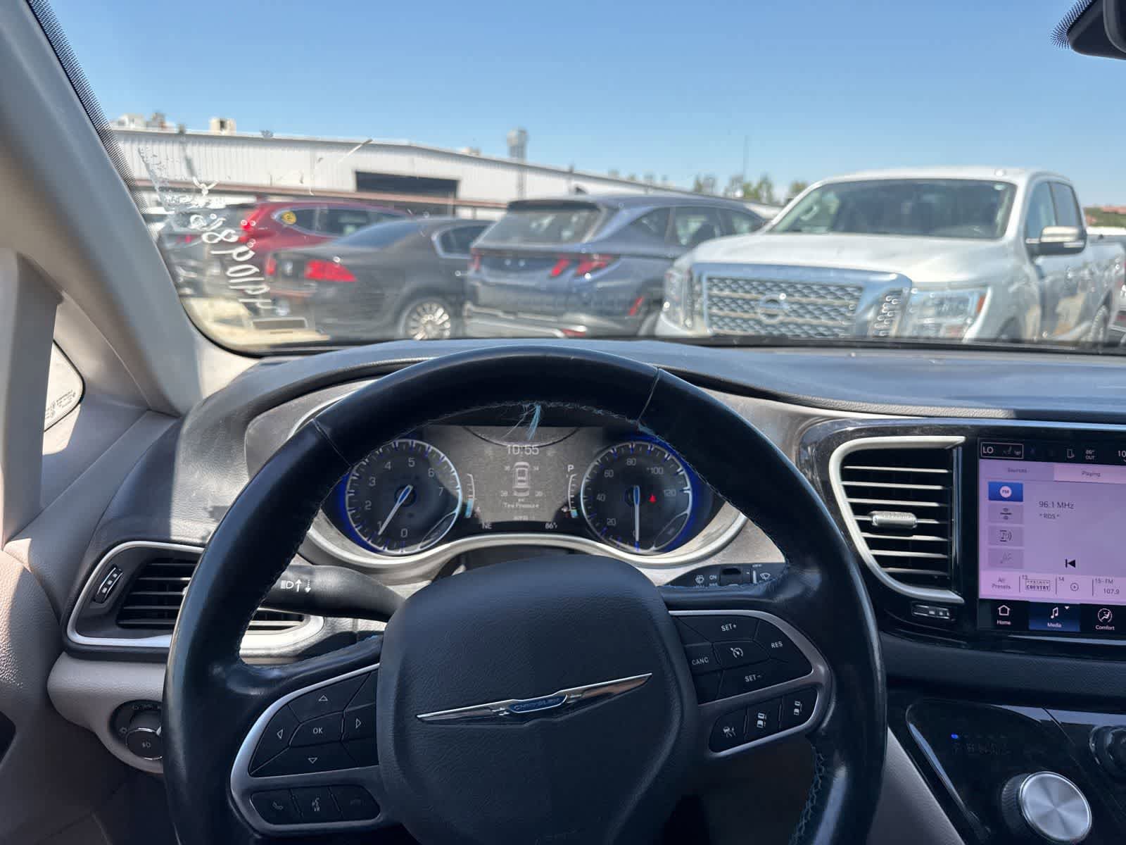 Used 2021 Chrysler Pacifica Touring-L FWD image 23