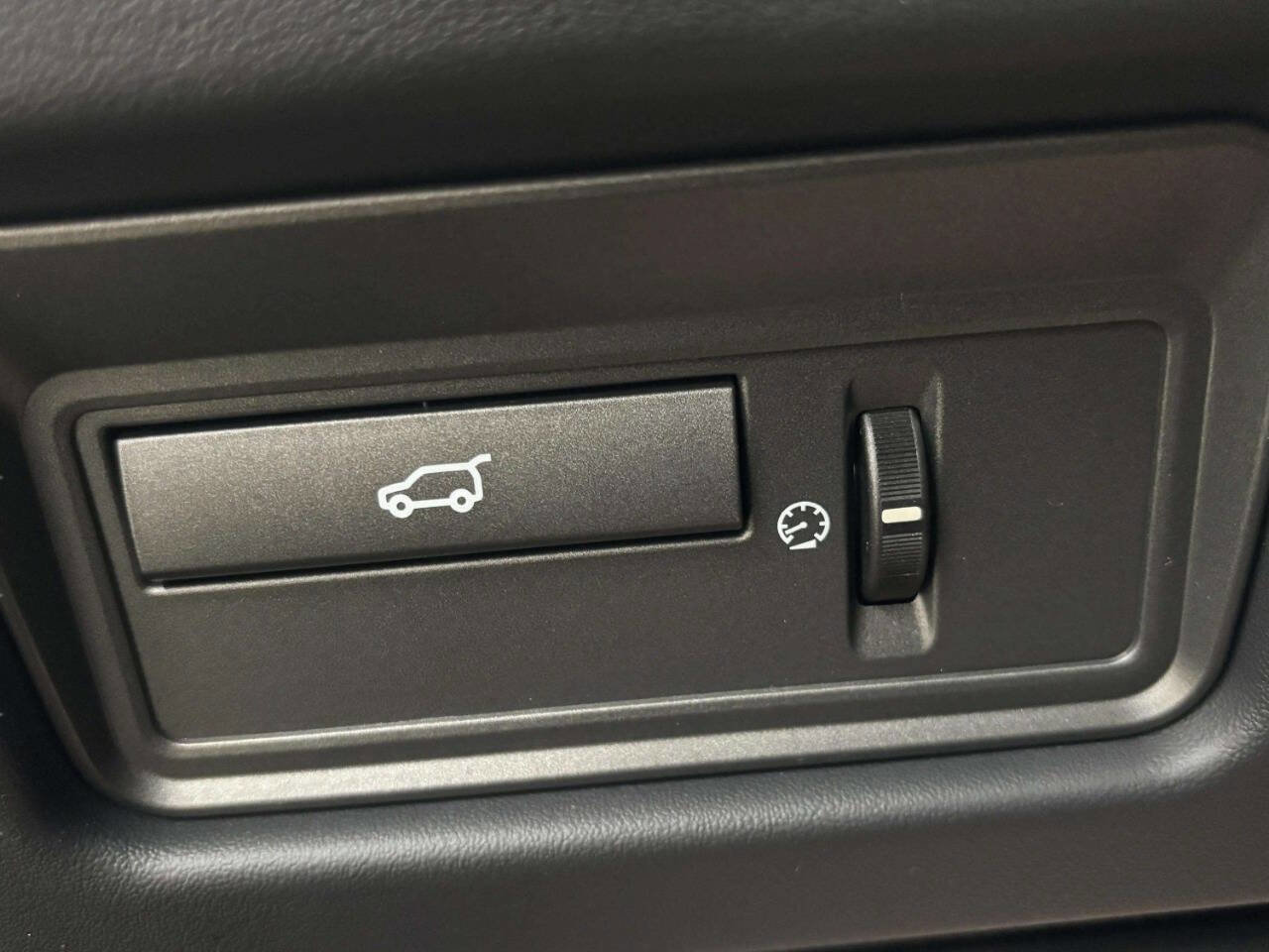 Used 2012 Land Rover Range Rover Evoque Dynamic image 34