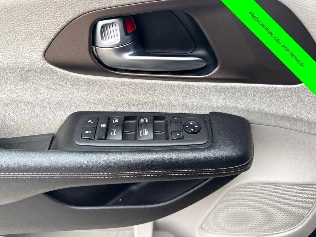 Used 2019 Chrysler Pacifica Touring-L FWD image 16