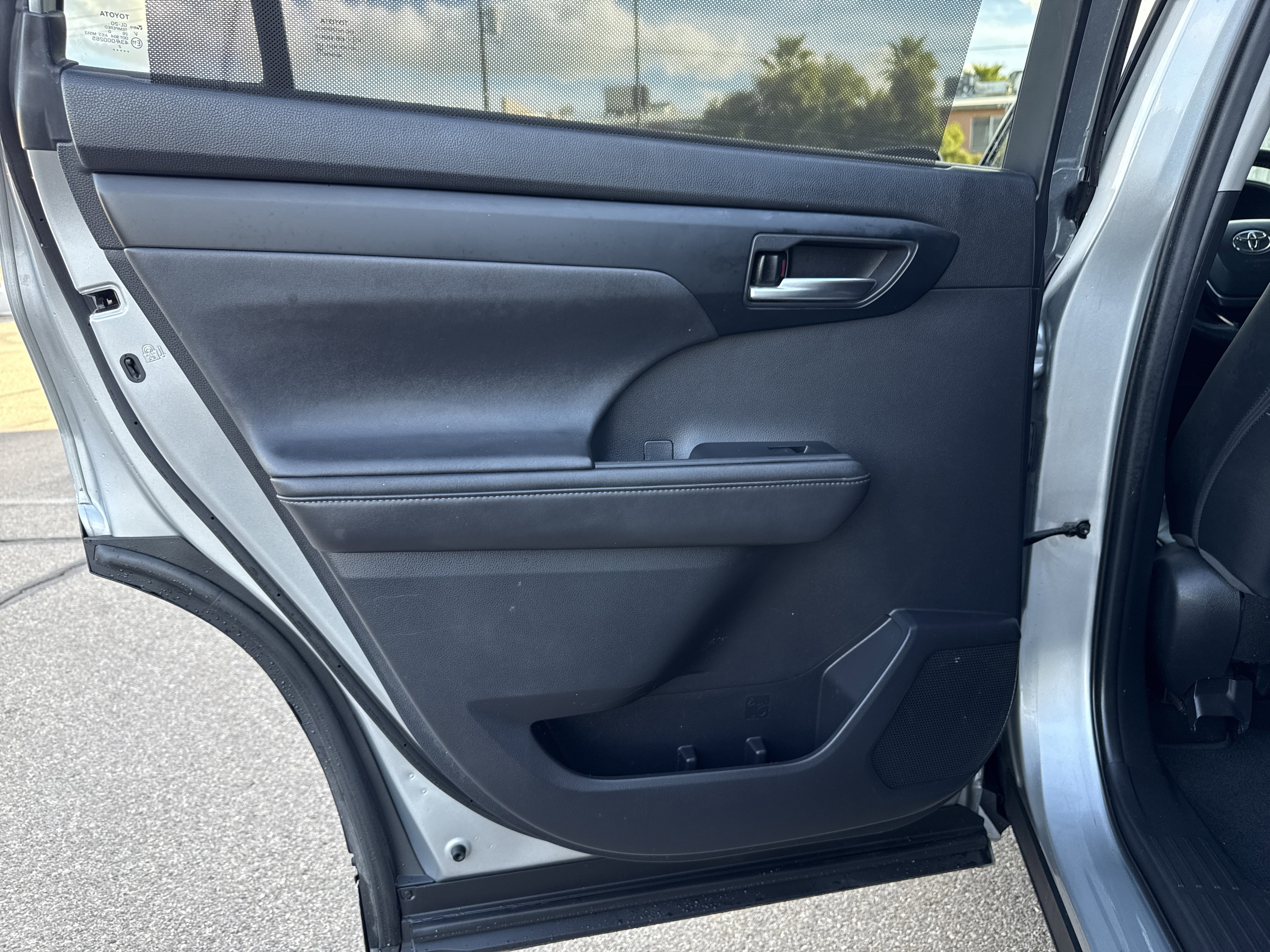 Used 2020 Toyota Highlander XLE image 19