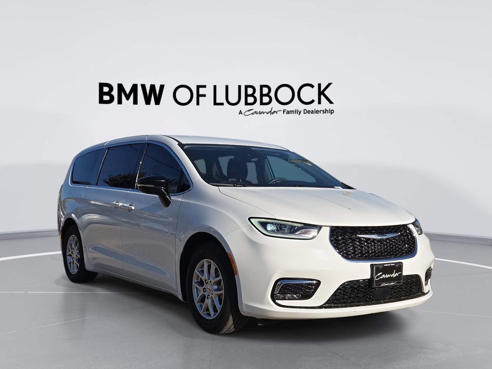 Used 2024 Chrysler Pacifica Touring-L FWD image 1