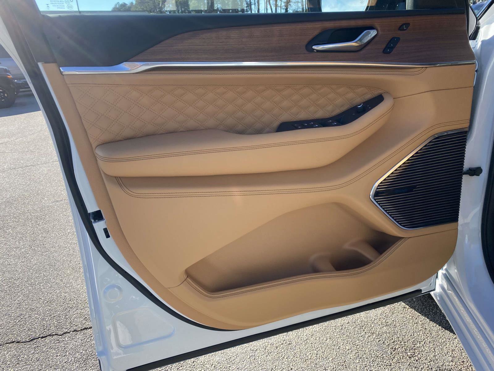 New 2025 Jeep Grand Cherokee Summit image 8