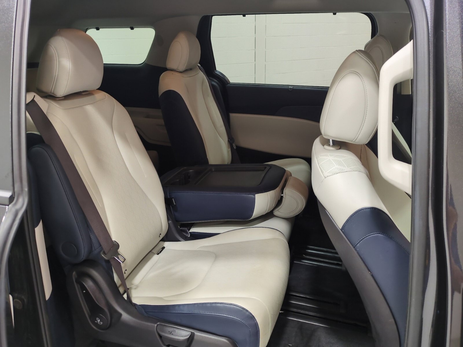 Certified 2025 Kia Carnival EX FWD image 12