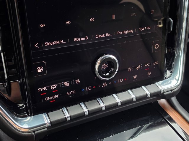 Used 2025 GMC Yukon XL Denali AWD/4WD image 30