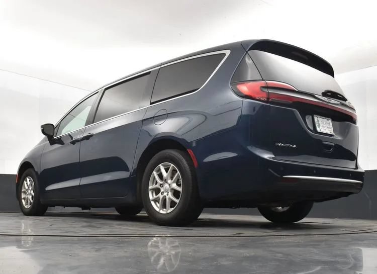 Used 2025 Chrysler Pacifica Select FWD image 12