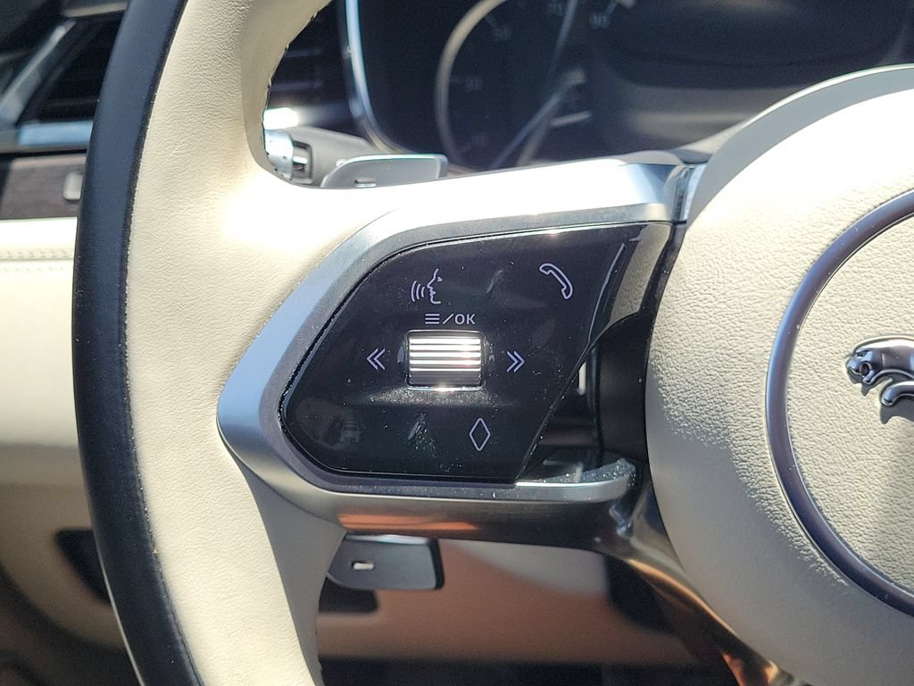 Used 2022 Jaguar XF SE RWD image 25