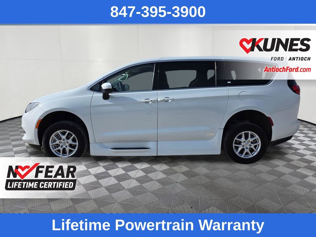 Used 2023 Chrysler Voyager LX image 4