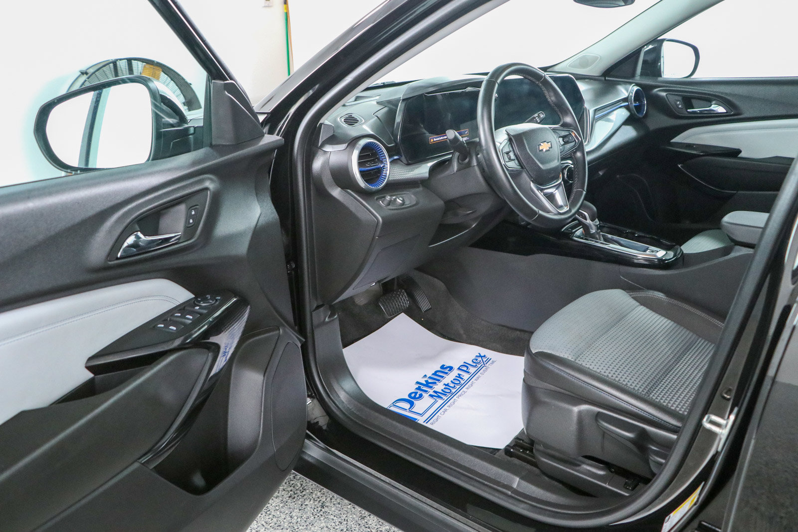 Used 2025 Chevrolet Trax LT w/ LT Convenience Package FWD image 3