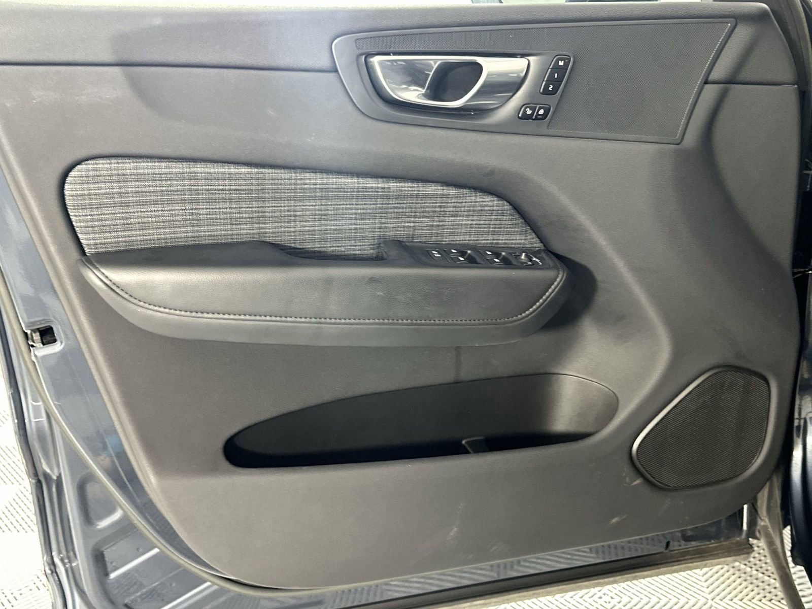 Used 2022 Volvo XC60 B5 Momentum AWD/4WD image 29