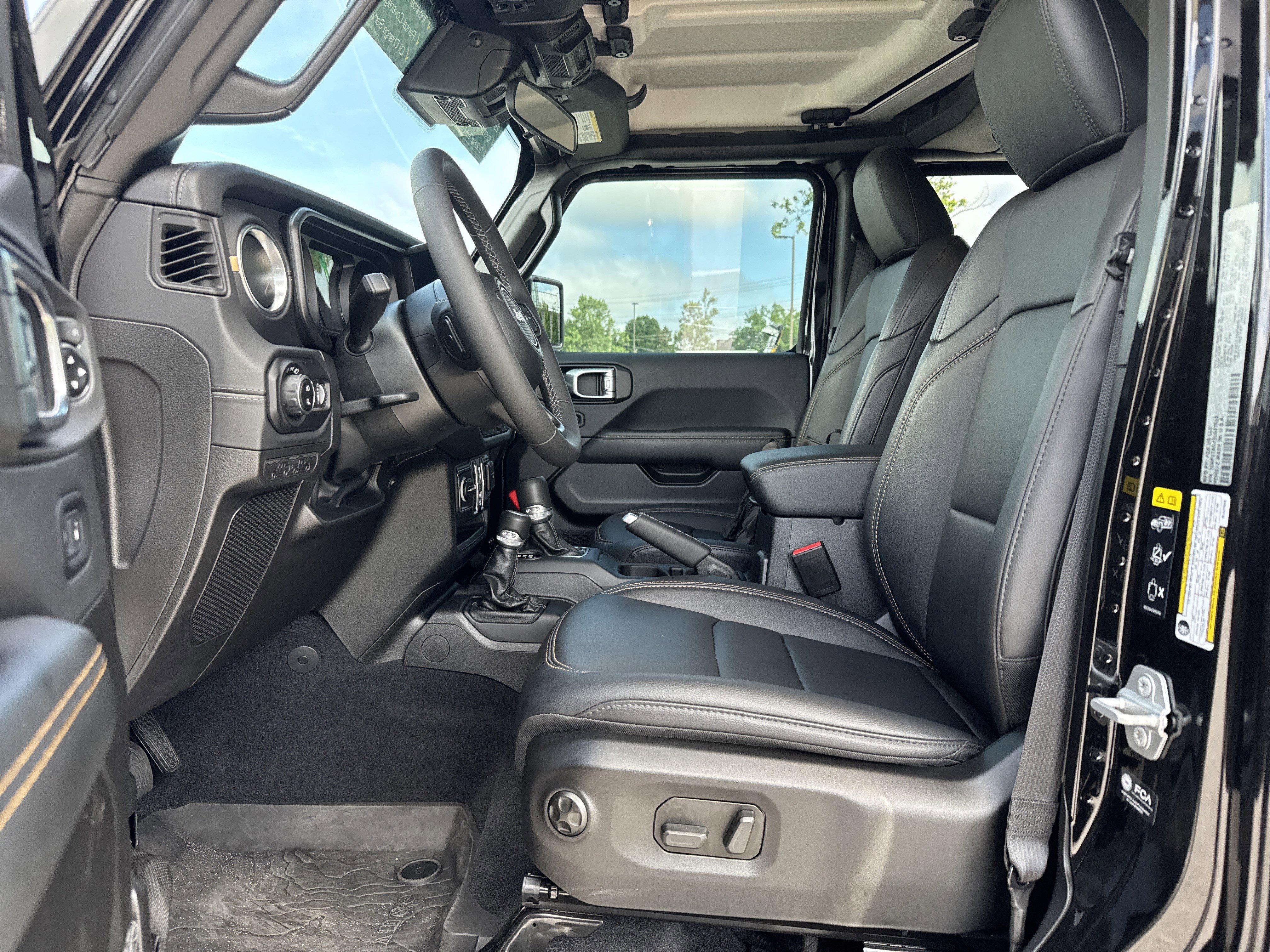 Used 2025 Jeep Gladiator Sport AWD/4WD image 16
