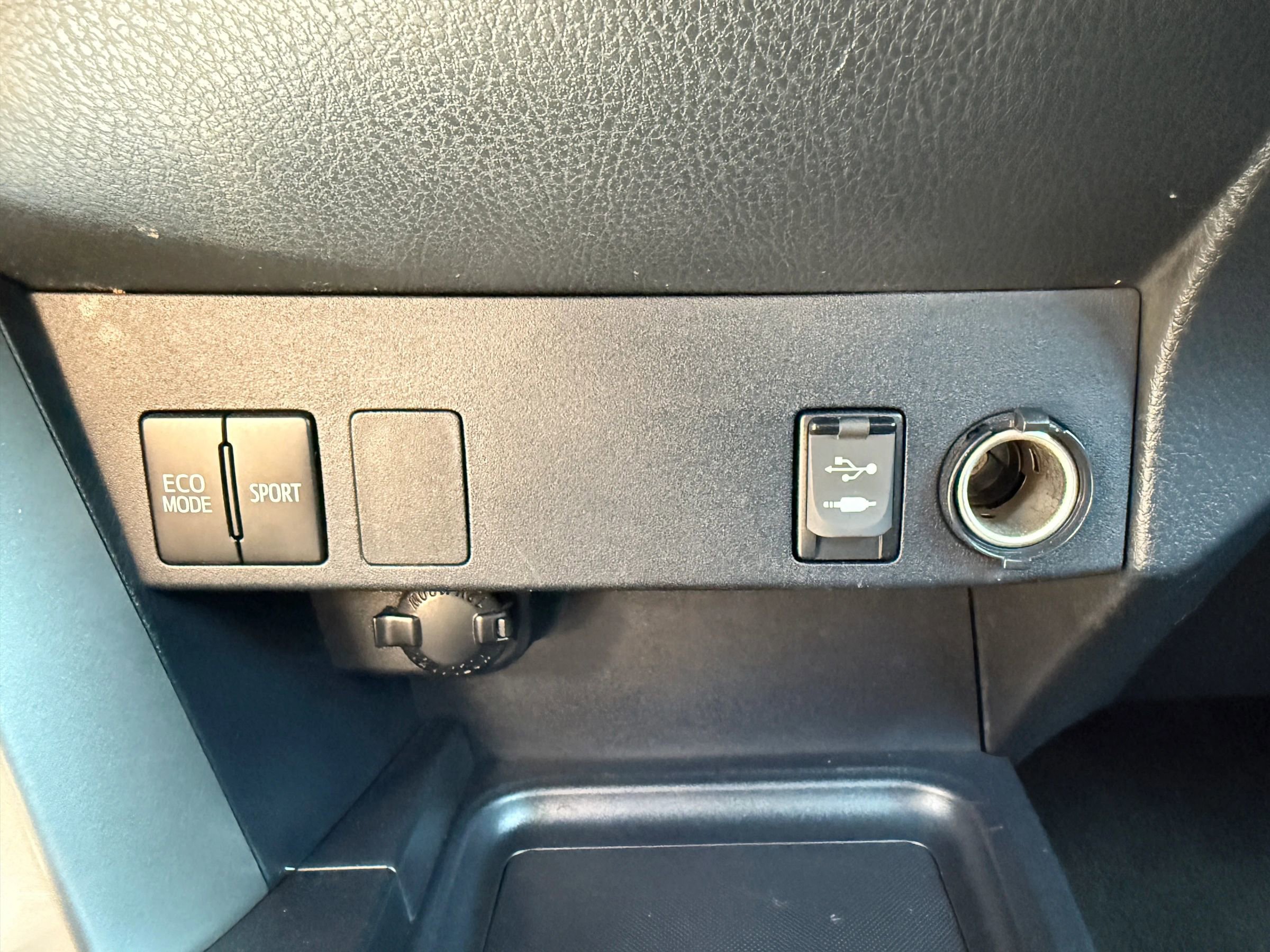 Used 2018 Toyota RAV4 LE image 23