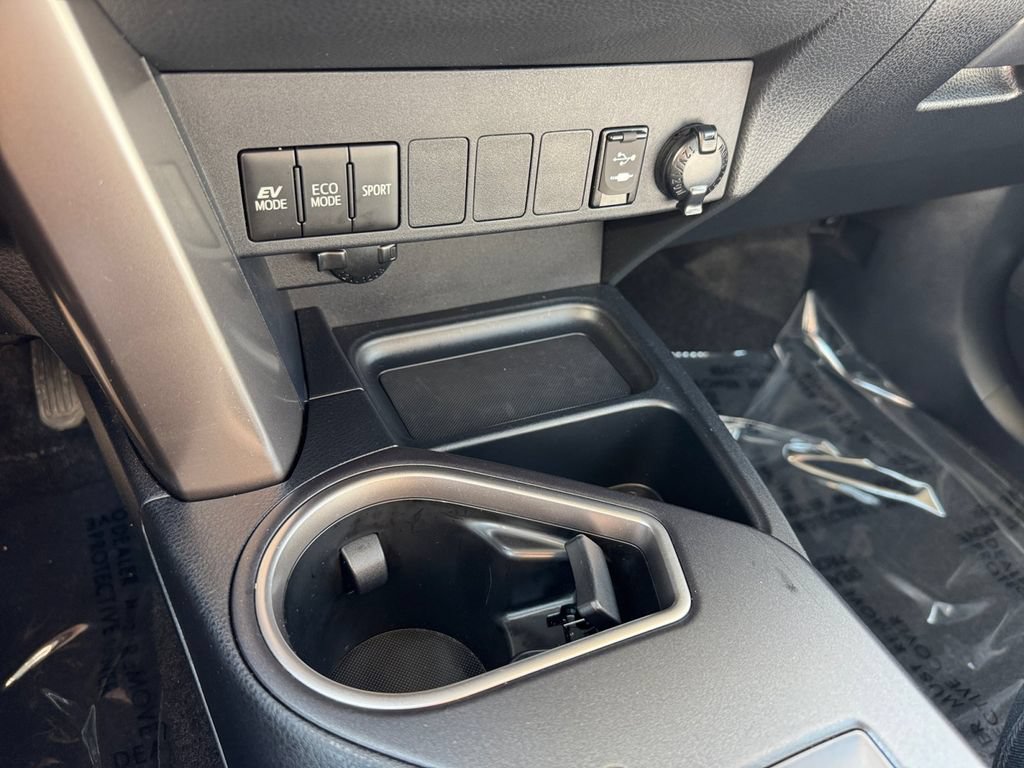 Used 2018 Toyota RAV4 LE AWD/4WD image 24