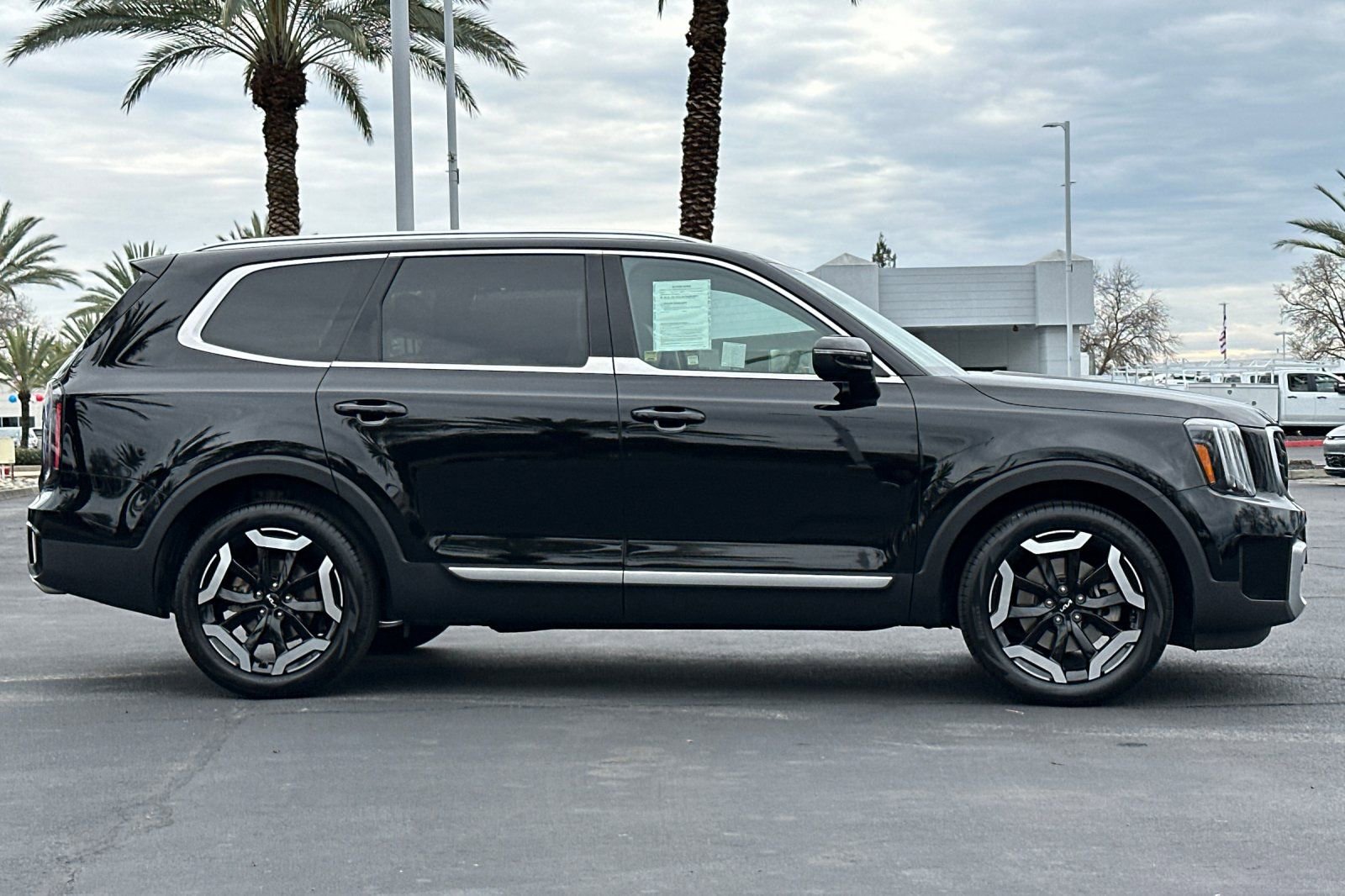 Used 2023 Kia Telluride EX w/ EX Captain's Chair Package image 2