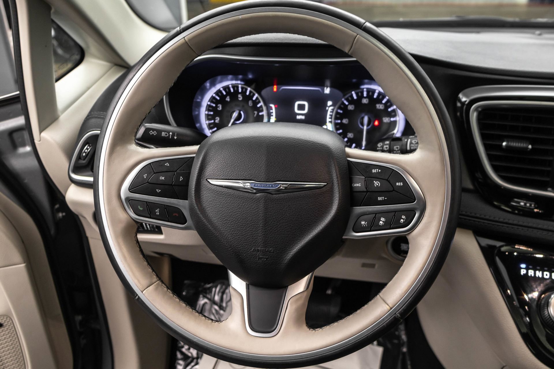 Used 2020 Chrysler Pacifica Limited w/ Advanced Safetytec Group FWD image 25