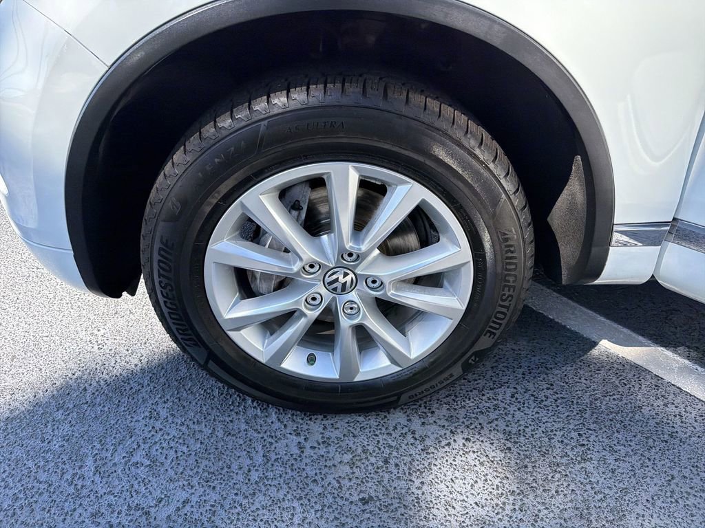 Used 2013 Volkswagen Touareg Sport image 31