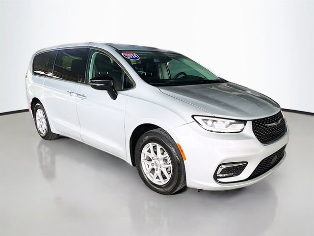Used 2024 Chrysler Pacifica Touring-L FWD image 2