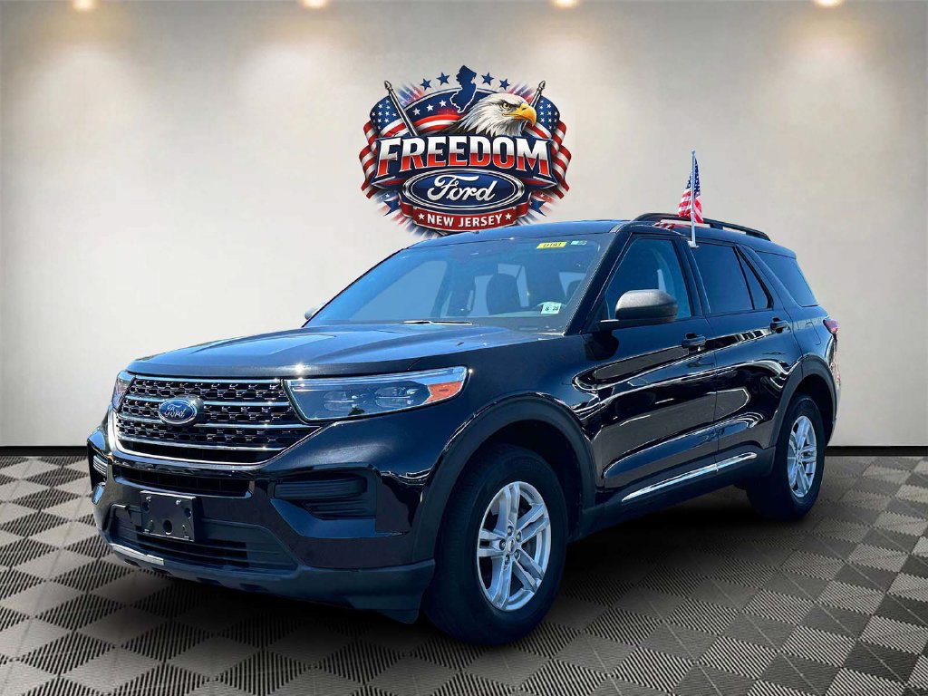 Used 2023 Ford Explorer XLT AWD/4WD image 2