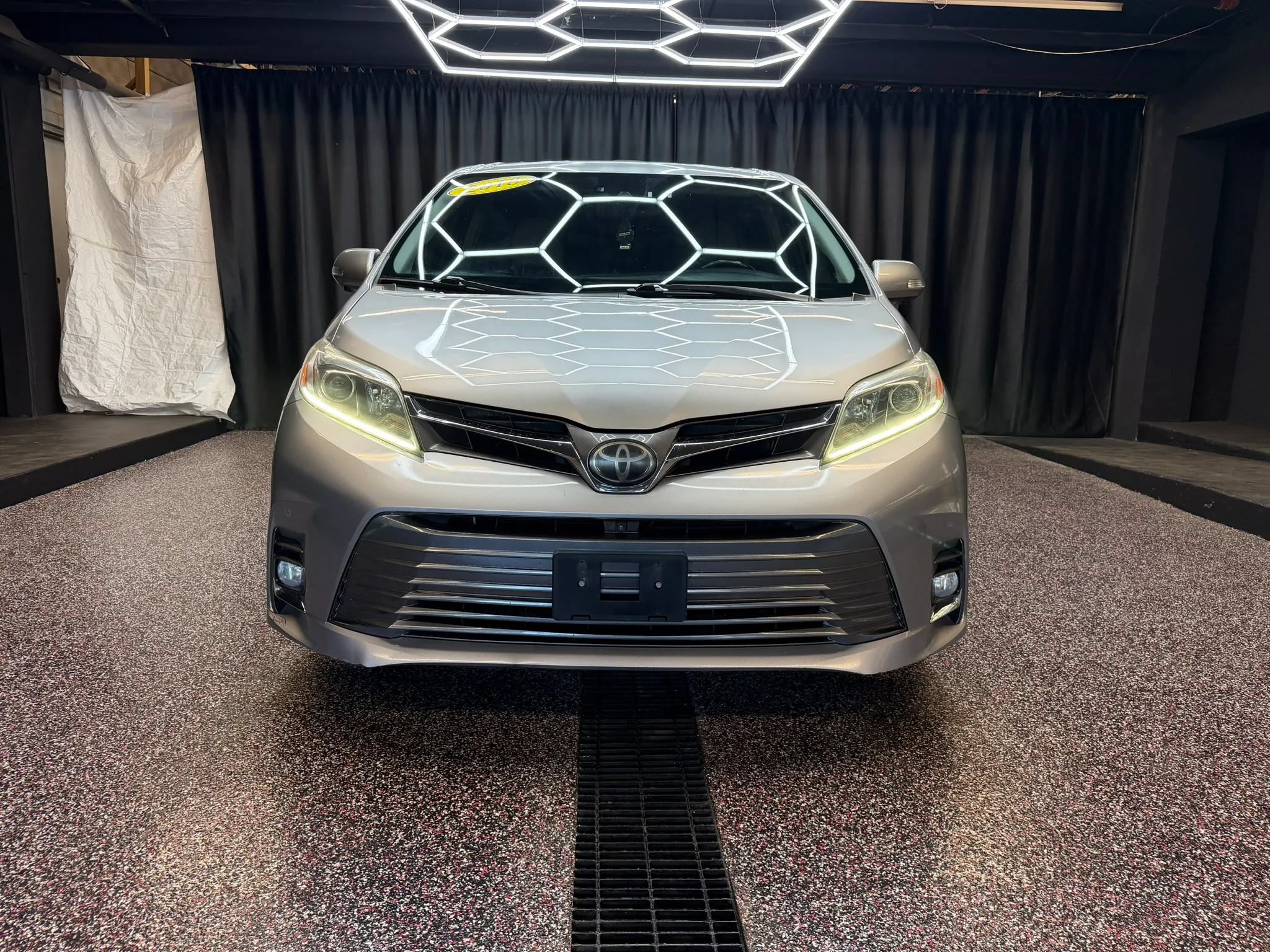 Used 2018 Toyota Sienna Limited Premium FWD image 2