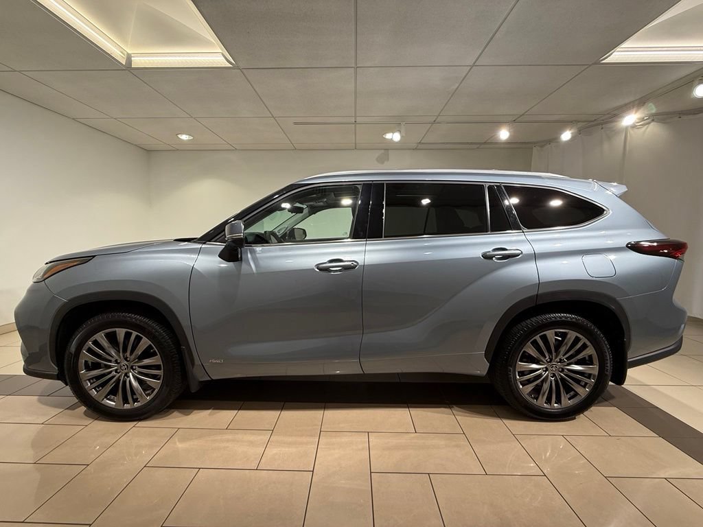 Certified 2024 Toyota Highlander Platinum AWD/4WD image 2