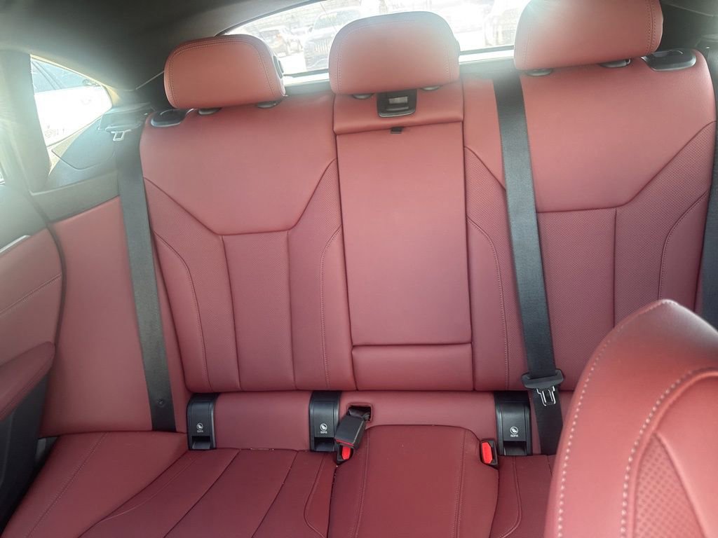 Used 2023 BMW i4 eDrive40 image 9