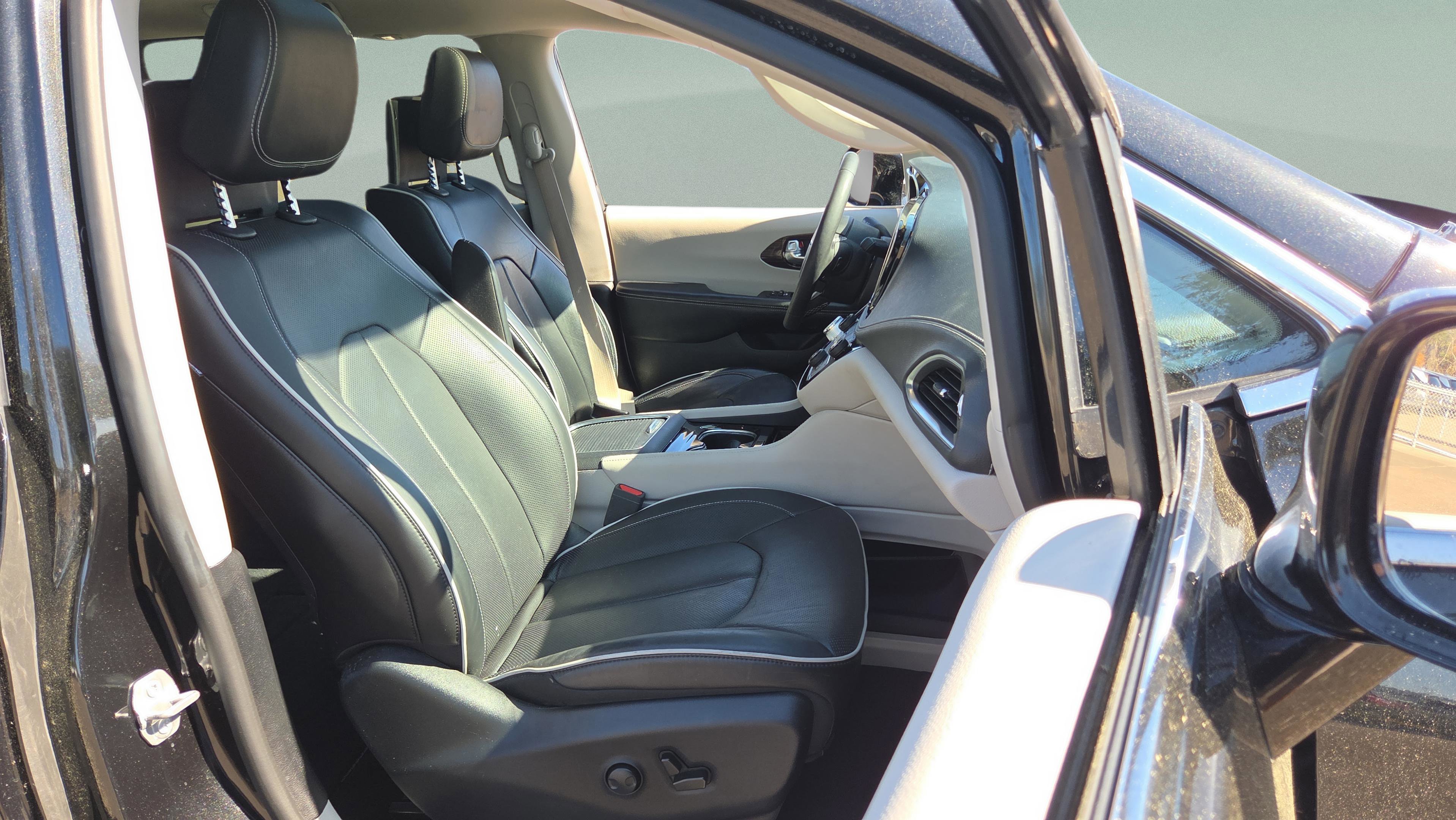 Used 2023 Chrysler Pacifica Limited w/ Uconnect Theater Family Group image 26