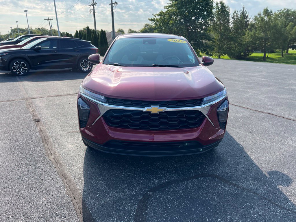 Used 2024 Chevrolet Trax LS w/ LS Convenience Package FWD image 2