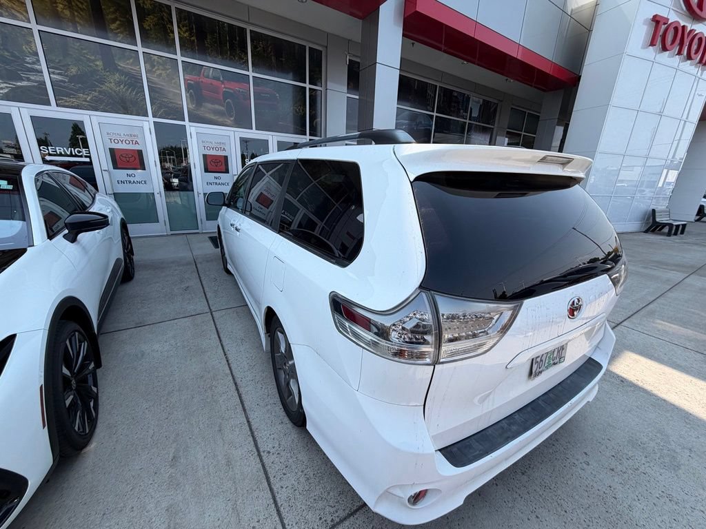 Used 2013 Toyota Sienna SE FWD image 4