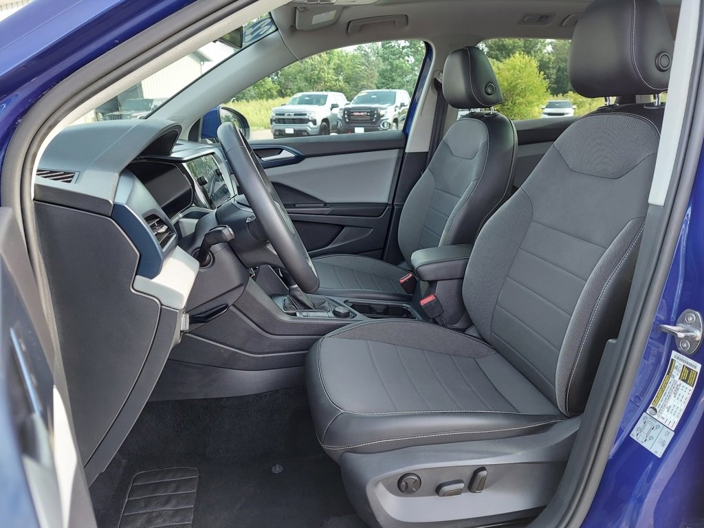 Used 2022 Volkswagen Taos SE w/ Panoramic Sunroof Package image 3