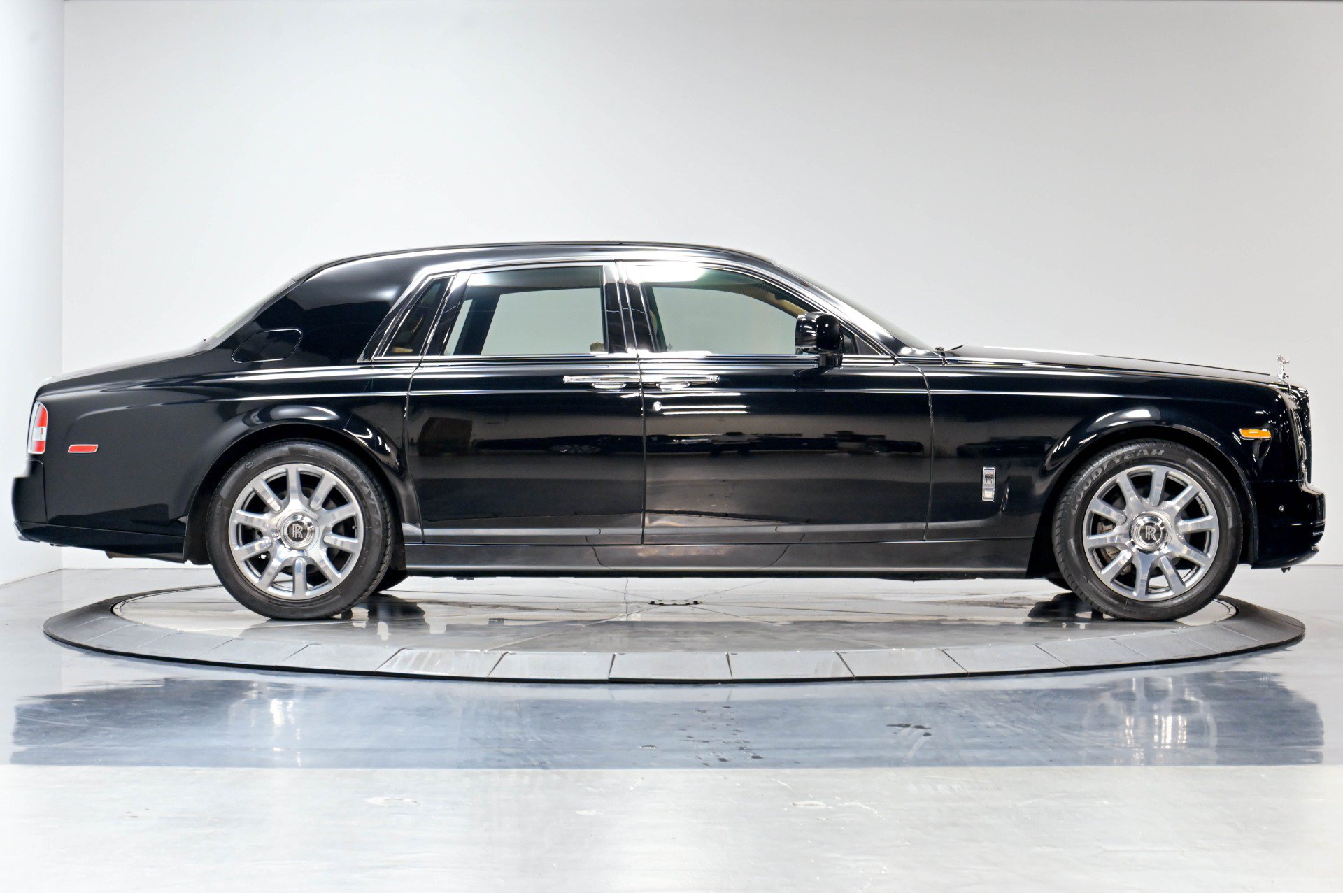 Used 2013 Rolls-Royce Phantom Sedan RWD image 20
