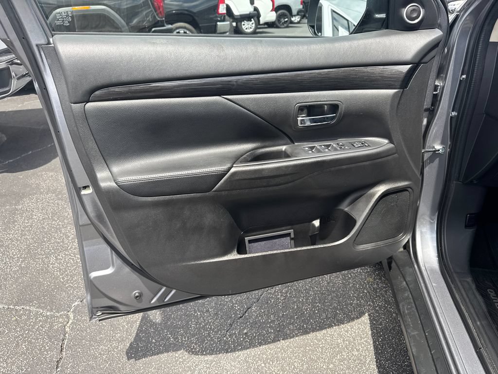 Used 2016 Mitsubishi Outlander SEL FWD image 11