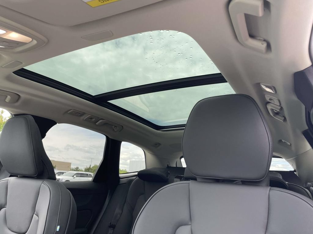 New 2026 Volvo XC60 B5 Plus w/ Protection Package Premier AWD/4WD image 9