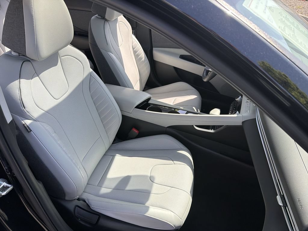 Used 2022 Hyundai Elantra Limited FWD image 27