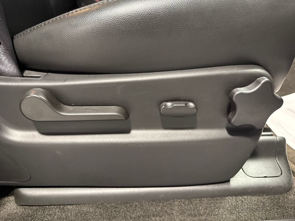 Used 2011 Chevrolet Avalanche LT w/ Regional Value Package AWD/4WD image 29