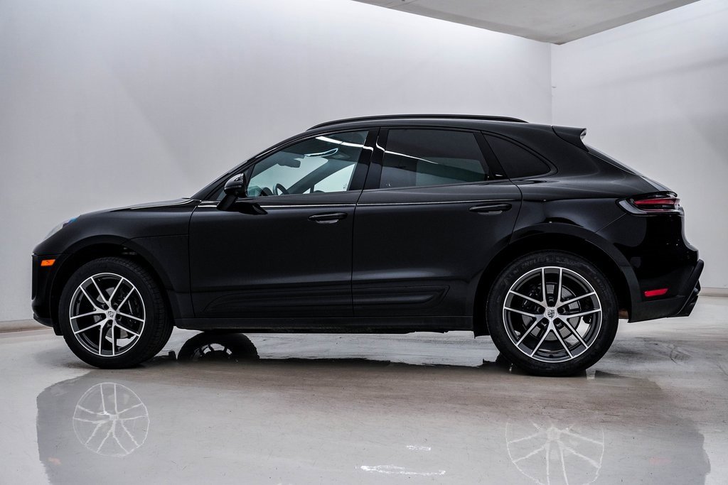 Certified 2025 Porsche Macan image 2