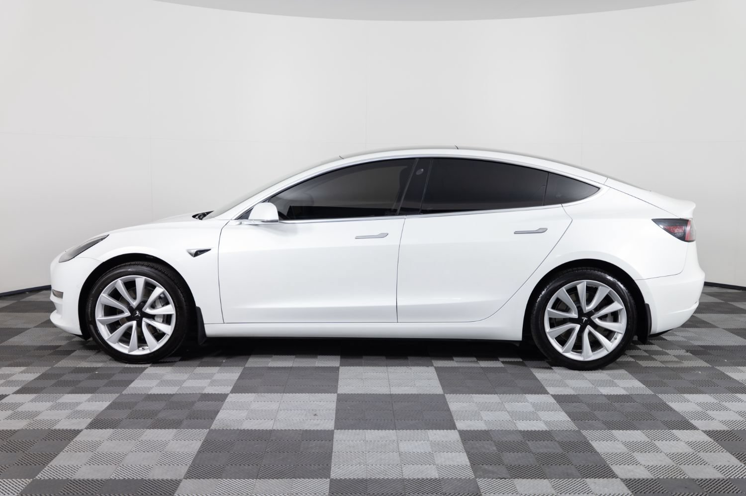Used 2020 Tesla Model 3 Standard Range Plus RWD image 3