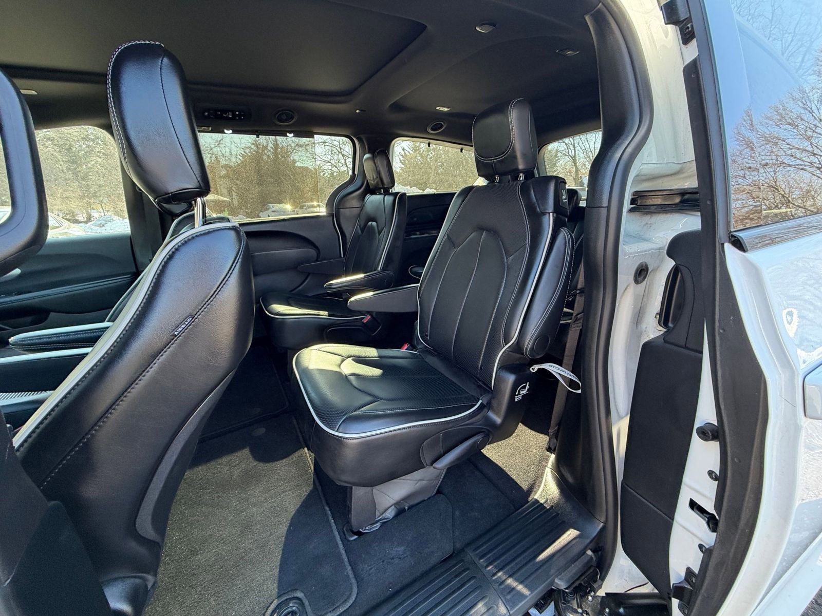 Used 2025 Chrysler Pacifica Limited image 25