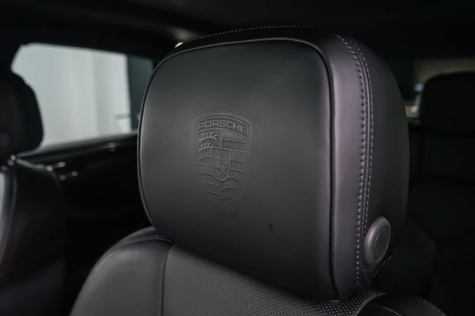 Certified 2025 Porsche Macan AWD/4WD image 31