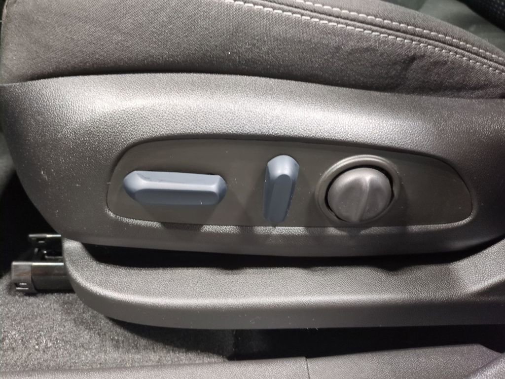 Used 2023 GMC Terrain SLE w/ Driver Convenience Package image 17