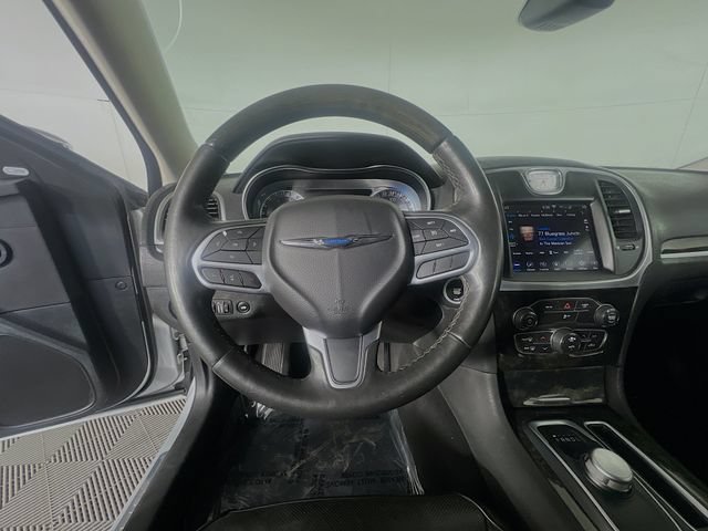 Used 2020 Chrysler 300 Limited RWD image 14