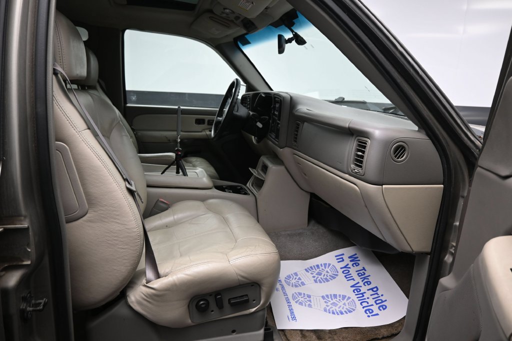 Used 2000 Chevrolet Suburban LT w/ LT Preferred Equipment Group AWD/4WD image 17