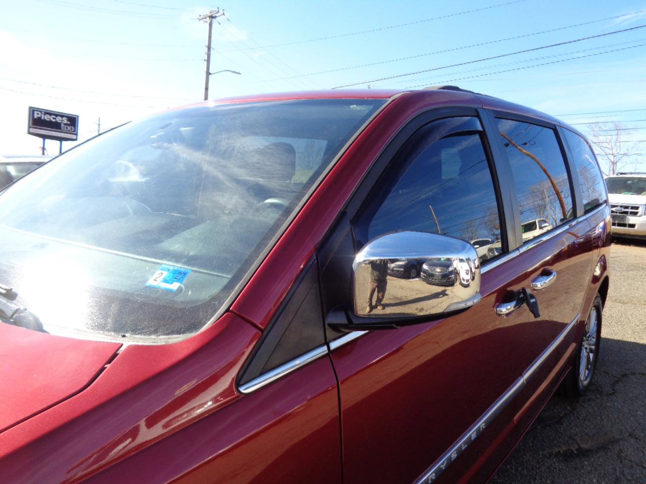 Used 2016 Chrysler Town & Country Touring-L image 10