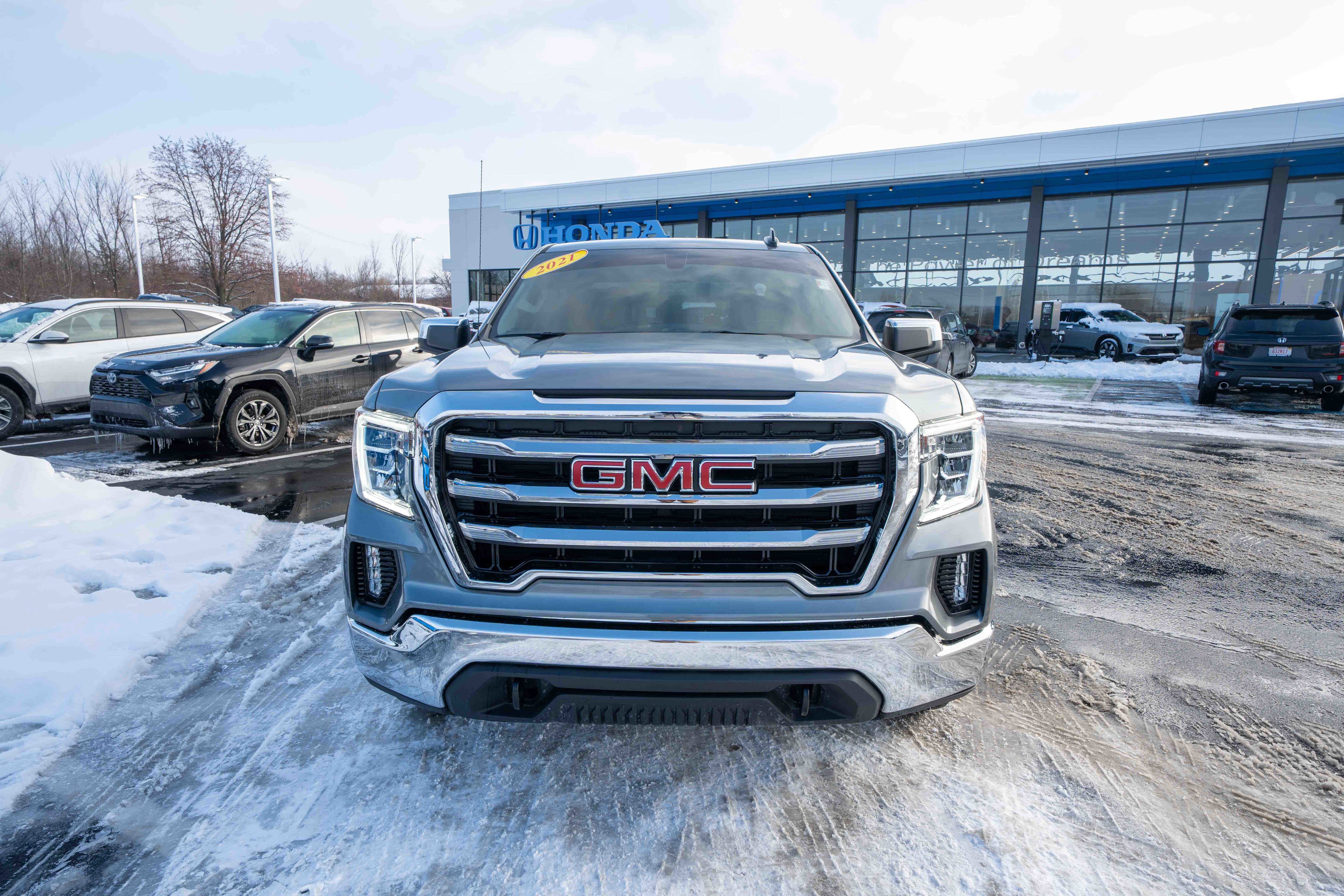 Used 2021 GMC Sierra 1500 SLE image 2