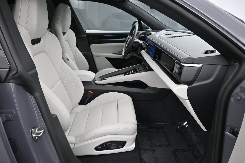 Certified 2025 Porsche Macan Electric RWD image 27