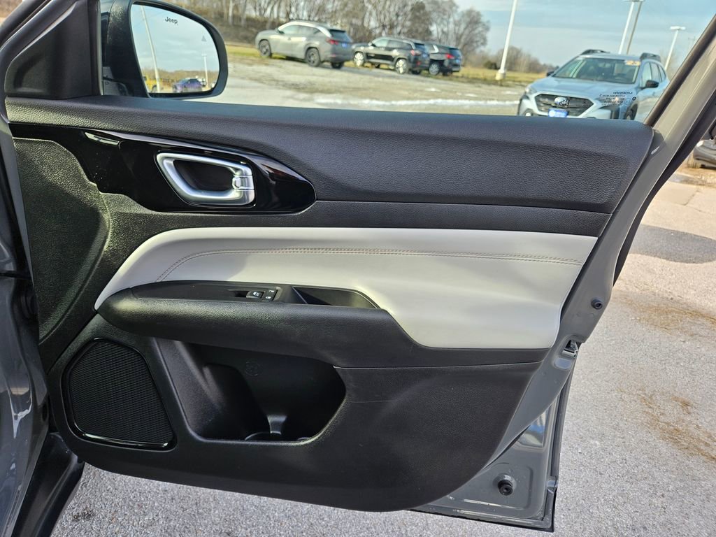 Used 2022 Jeep Compass Limited image 33