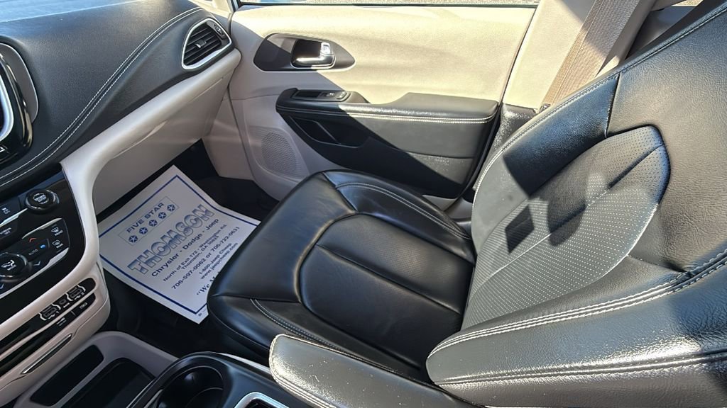 Used 2022 Chrysler Pacifica Touring-L image 15