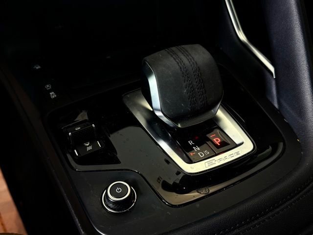 Used 2021 Jaguar E-PACE SE image 32